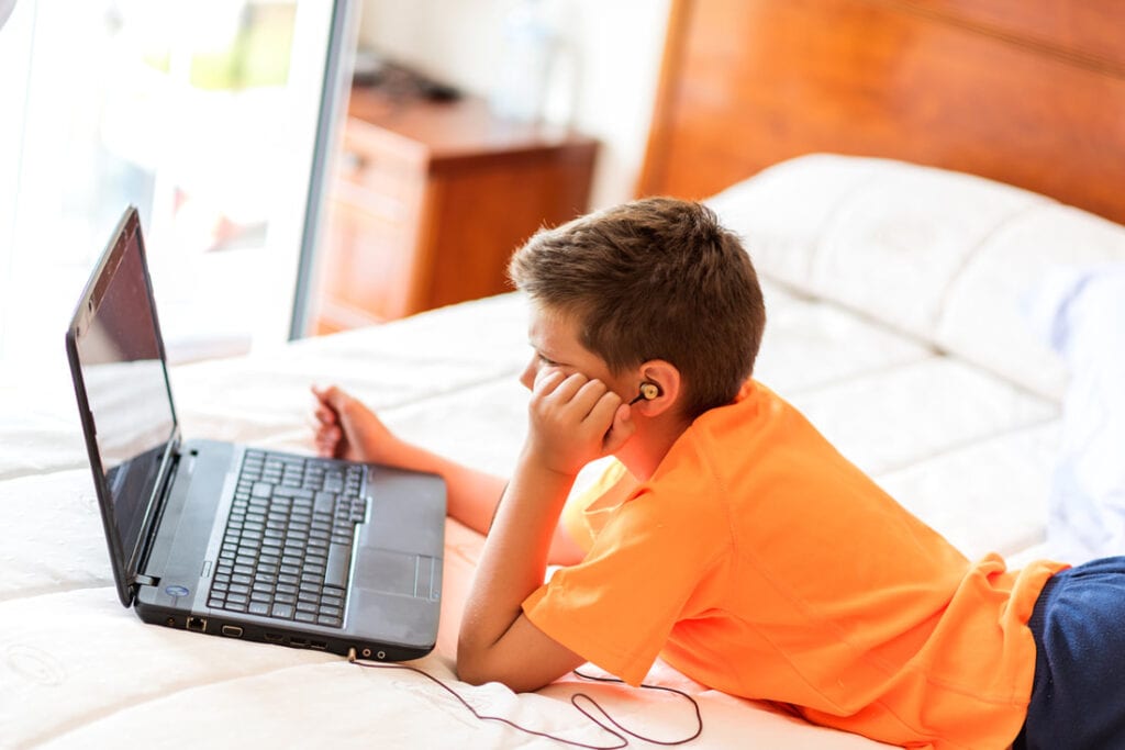 Parenting Tips: The Pros and Cons of Social Media